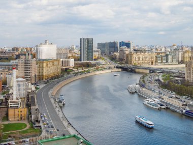 Moskova, Rusya - 29 Nisan 2018. Panorama Görünümü Moskova Nehri üzerinde. Ünlü dönüm noktası - Trekhgornaya fabrikası, hükümet ve diğerleri The House.