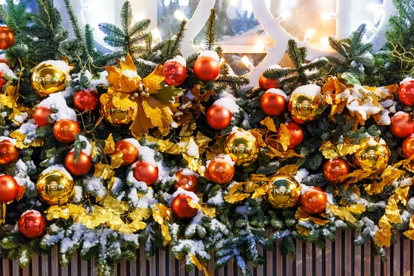 Açık süslemeleri Noel ve yeni yıl kutlama için. Moskova sokaklarında ampulleri ve renkli parlak topları ile dekore edilmiştir. Rusya.