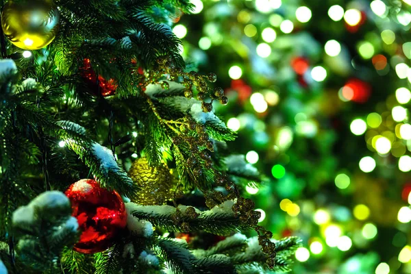 Açık süslemeleri Noel ve yeni yıl kutlama için. Moskova sokaklarında ampulleri ve renkli parlak topları ile dekore edilmiştir. Rusya.