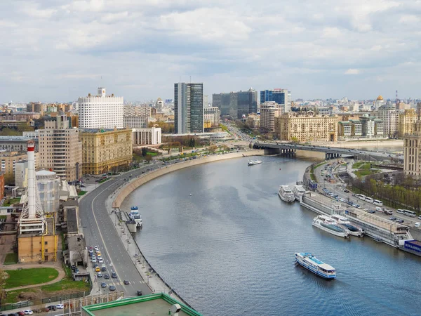 Moskova, Rusya - 29 Nisan 2018. Panorama Görünümü Moskova Nehri üzerinde. Ünlü dönüm noktası - Trekhgornaya fabrikası, hükümet ve diğerleri The House.