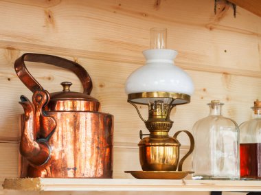 Vintage ev eşyaları - bakır Çaydanlık, Masa lambası, Stoper ile cam şişe.
