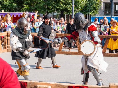 Moskova, Rusya - 19 Ağustos 2018. Festivalde eskrim tarihsel dönemini ve kez. Farklı centures tarihi yeniden inşası.