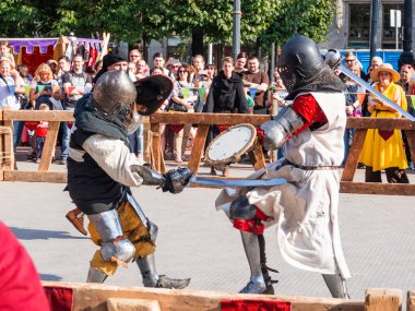 Moskova, Rusya - 19 Ağustos 2018. Festivalde eskrim tarihsel dönemini ve kez. Farklı centures tarihi yeniden inşası.