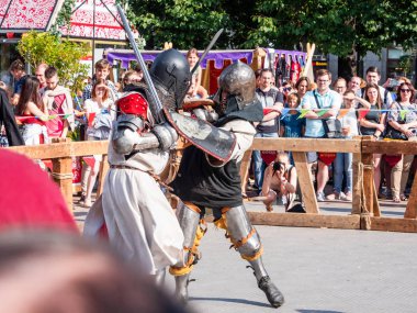 Moskova, Rusya - 19 Ağustos 2018. Festivalde eskrim tarihsel dönemini ve kez. Farklı centures tarihi yeniden inşası.