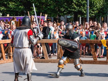 Moskova, Rusya - 19 Ağustos 2018. Festivalde eskrim tarihsel dönemini ve kez. Farklı centures tarihi yeniden inşası.
