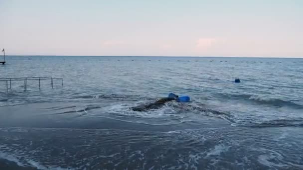 Felszíni vízelvezető szivattyú hozza homok a víz alatti a strandon. — Stock videók