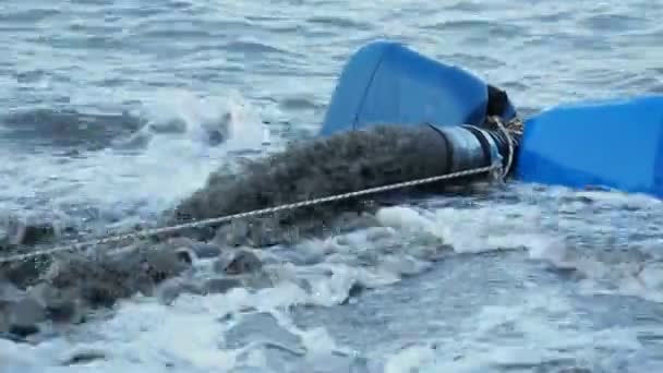 Bomba de drenagem de superfície está trazendo areia do subaquático para a praia . — Vídeo de Stock