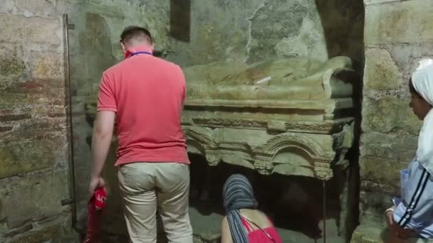 DEMRE, TURQUIE - 16 mai 2018. Les touristes adorent près de la tombe avec des reliques de Saint-Nicolas. Célèbre monument religieux église orthodoxe de Saint-Nicolas . — Video