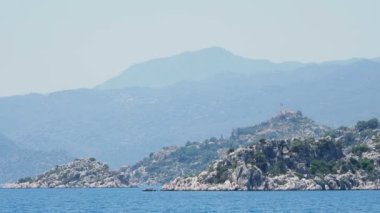 Antik köy, Simena, Kekova Adası yakınlarında. Antalya İli, Türkiye'de. Yat hareketli çekim.