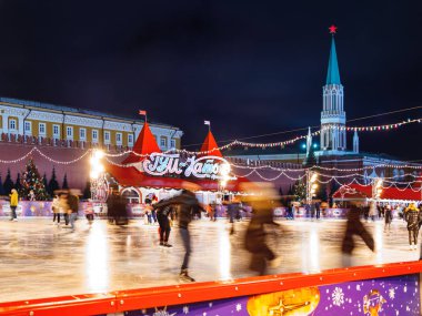 Moskova, Rusya - 03 Aralık 2017. Red square yakınındaki Sakız (ana mağaza) üzerinde ünlü buz pateni pisti. Buz pateni insanlar, uzun pozlama ile çekim.