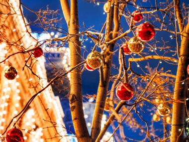 Moskova sokaklarında Noel ve yeni yıl kutlama için dekore edilmiştir. Ağaç parlak kırmızı ve sarı top ile. Sakız ampuller ile bina (ana mağaza). Rusya.