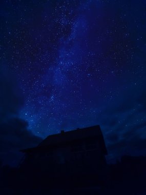 Yıldız evi izler. Yıldızlı gece gökyüzü bulutlu havalarda. Kenozersky Milli Parkı, Arkhangelsk region, Rusya Federasyonu.