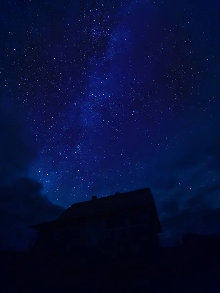 Hvězda Stopy Dům Hvězdnou Noční Oblohu Oblačné Počasí Kenozersky Národní — Stock fotografie