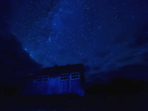 Hvězda Stopy Dům Hvězdnou Noční Oblohu Oblačné Počasí Kenozersky Národní — Stock fotografie