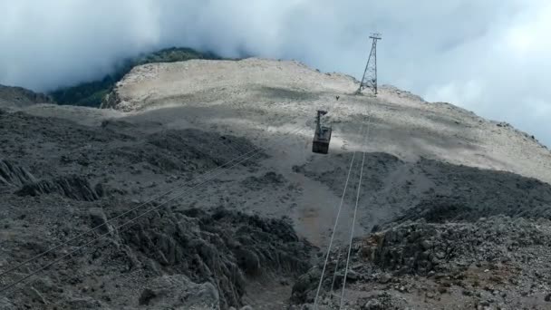 Cable car "Olympos moving upon Tahtali mountain slope. Kemer, Turkey. — Stock Video aksenovko