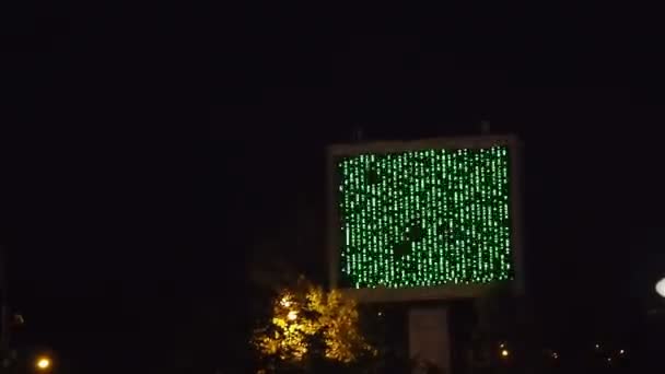 Monitor gigante esterno rotto. Il cartellone elettronico mostra interferenze televisive verdi. Pannello pubblicitario stradale di notte . — Video Stock