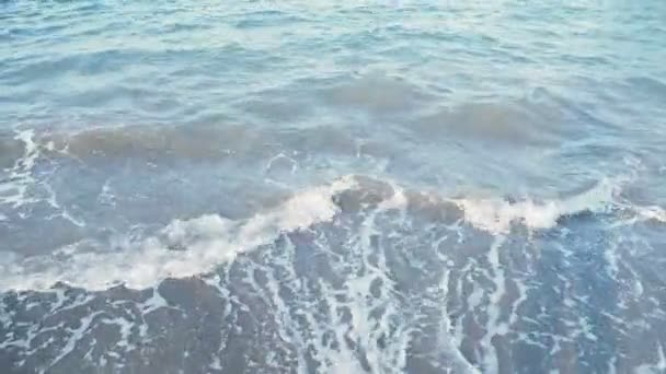 Морской серфинг. Волны кружатся на песчаном пляже. Кемер, Турция . — стоковое видео