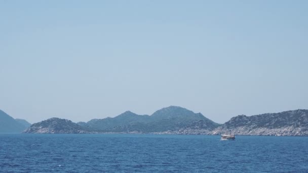 Τουριστική θαλαμηγός πηγαίνει στο διάσημο νησί Kekova. Πλοίο πέρασε από πολλά διαφορετικά μικρά νησιά. Τουρκία. — Αρχείο Βίντεο