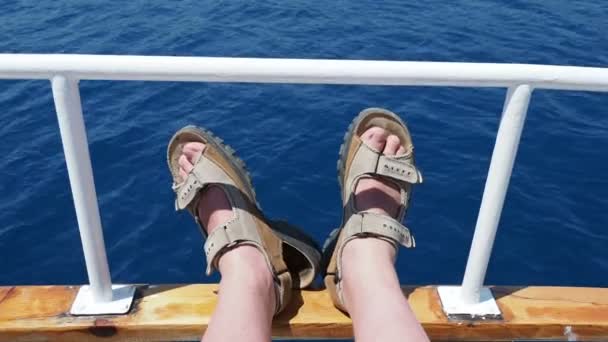 Touriste homme pieds dans des sandales de sport. Homme bronzant sur le pont supérieur du yacht. Turquie . — Video