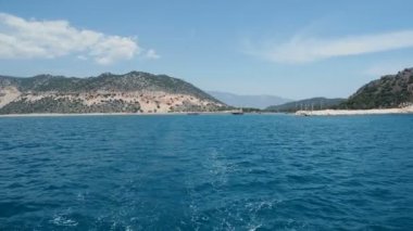Turistik yat ünlü Kekova Adası'na gidiyor. Gemi gemi yelken ile iskele uzak taşır. Türkiye.