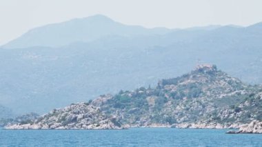 Antik köy, Simena, Kekova Adası yakınlarında. Antalya İli, Türkiye'de. Yat hareketli çekim.