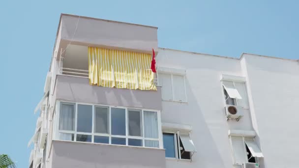 Balkon s pokojové rostliny a květiny, pruhované barevné stan. Demre, Turecko. — Stock video