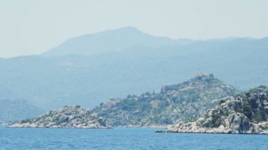 Antik köy, Simena, Kekova Adası yakınlarında. Antalya İli, Türkiye'de. Yat hareketli çekim.