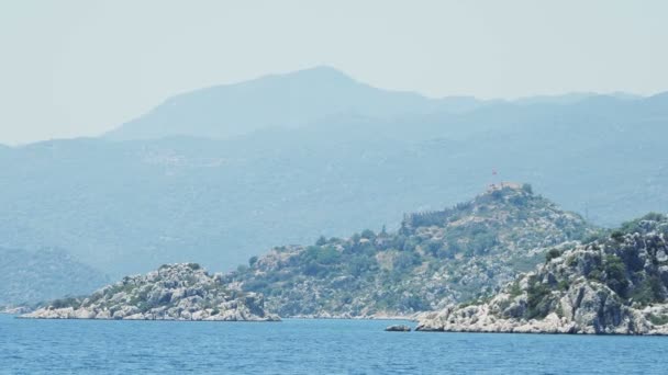 Aldeia antiga de Simena, perto da ilha Kekova. Província de Antalya, Turquia. Tiro de iate em movimento . — Vídeo de Stock