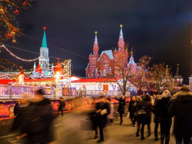 Moskova, Rusya - 03 Aralık 2017. Red square yakınındaki Sakız (ana mağaza) üzerinde ünlü buz pateni pisti. Yürüyen insanlar, uzun pozlama ile çekim.