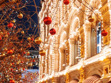 Moskova sokaklarında Noel ve yeni yıl kutlama için dekore edilmiştir. Ağaç parlak kırmızı ve sarı top ile. Sakız ampuller ile bina (ana mağaza). Rusya.