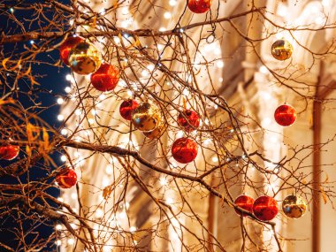 Moskova sokaklarında Noel ve yeni yıl kutlama için dekore edilmiştir. Ağaç parlak kırmızı ve sarı top ile. Sakız ampuller ile bina (ana mağaza). Rusya.