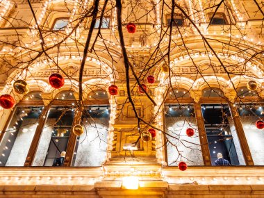 Moskova sokaklarında Noel ve yeni yıl kutlama için dekore edilmiştir. Ağaç parlak kırmızı ve sarı top ile. Sakız ampuller ile bina (ana mağaza). Rusya.