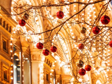 Moskova sokaklarında Noel ve yeni yıl kutlama için dekore edilmiştir. Ağaç parlak kırmızı ve sarı top ile. Sakız ampuller ile bina (ana mağaza). Rusya.