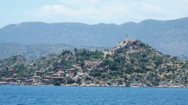 Antik köy, Simena, Kekova Adası yakınlarında. Antalya İli, Türkiye'de. Yat hareketli çekim.