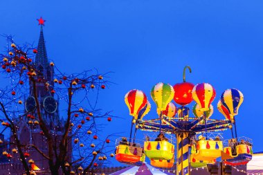 Moskova, Rusya - 16 Aralık 2017. Kızıl meydan yeni yıl ve Noel Fuarı için dekore edilmiştir. İşçinin kule ve renkli carousel ampuller ile dekore edilmiş.