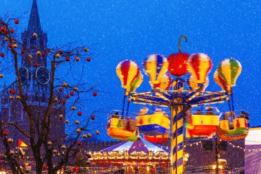 Moskova, Rusya - 16 Aralık 2017. Kızıl meydan yeni yıl ve Noel Fuarı için dekore edilmiştir. İşçinin kule ve renkli carousel ampuller ile dekore edilmiş.