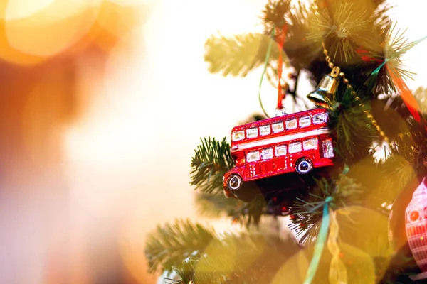 Świerk Ozdobiony Zabawka Double Decker Bus Żarówek Świętowania Świąt Bożego — Zdjęcie stockowe