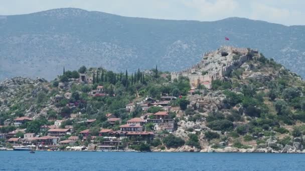 Antiguo pueblo de Simena, cerca de la isla Kekova. Provincia de Antalya, Turquía. Disparos desde el yate en movimiento . — Vídeo de stock