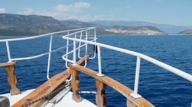Turistik yat ünlü Kekova Adası'na gidiyor. Yat deniz dalgaları üzerinde yay. Gemi birçok farklı küçük ada geçti. Türkiye.