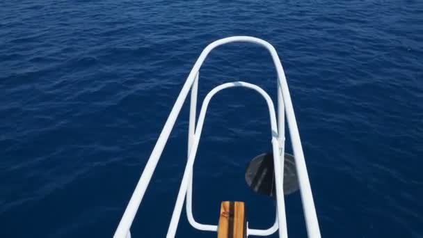 Iate turístico vai para a famosa ilha de Kekova. Arco de iate sobre ondas do mar. O navio passou por muitas pequenas ilhas diferentes. Turquia . — Vídeo de Stock