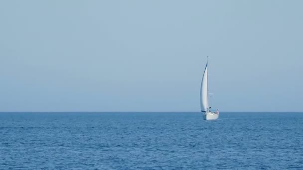 La gente si rilassa a bordo di yacht in mezzo al mare. Turchia . — Video Stock