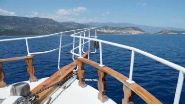 Turistik yat ünlü Kekova Adası'na gidiyor. Yat deniz dalgaları üzerinde yay. Gemi birçok farklı küçük ada geçti. Türkiye.