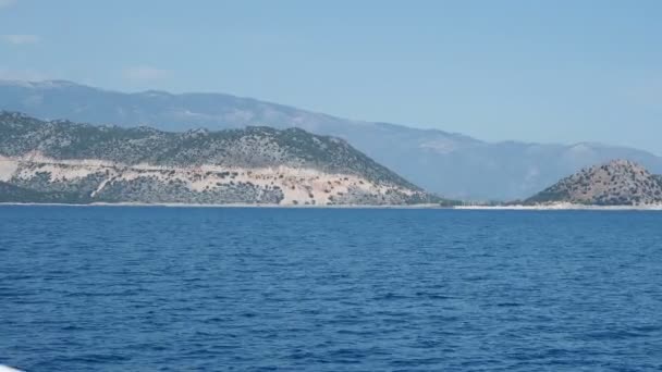 Yacht touristique va à la célèbre île de Kekova. Navire passé différentes petites îles et autres yachts. Turquie .