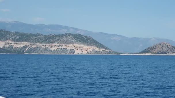 Turistiska yacht går till berömda Kekova ön. Skeppet passerat olika små öar och andra yacht. Turkiet. — Stockvideo