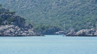 Demre, Türkiye - 16 Mayıs 2018. Turistik yat ünlü Kekova Adası'na gidiyor. Gemi farklı küçük Adaları ve diğer yat geçti. Türkiye.
