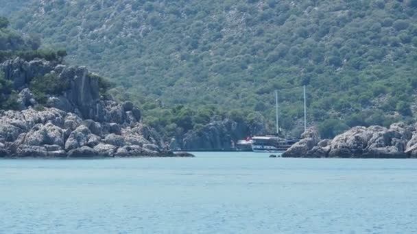 DEMRE, TURCHIA - 16 maggio 2018. Yacht turistico va alla famosa isola di Kekova. Nave passato diverse piccole isole e altri yacht. Turchia . — Video Stock