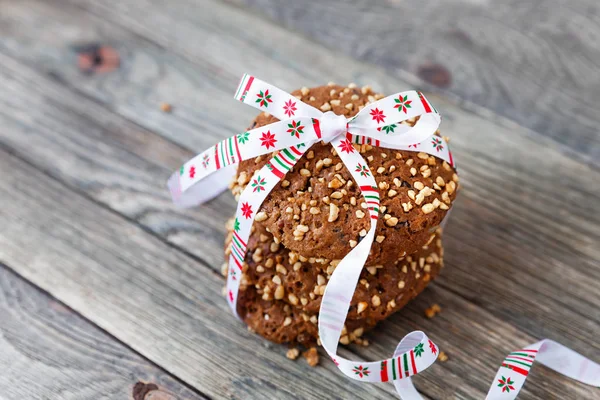 Schokoladenkekse Gebunden Mit Weihnachtsband Haferkekse Mit Nüssen Sesam Und Schokolade — Stockfoto