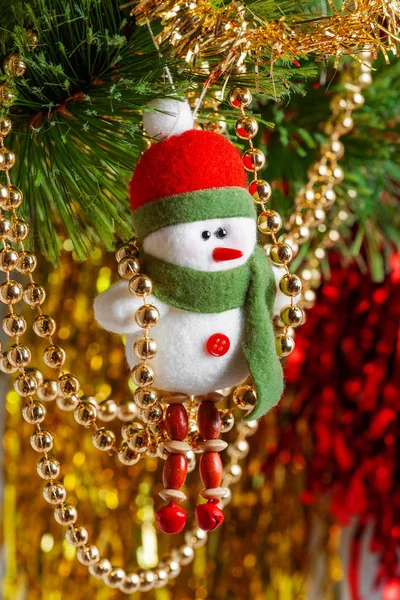 クリスマス ツリーにフェルトの雪だるま 新年のお祝いのための装飾 — ストック写真