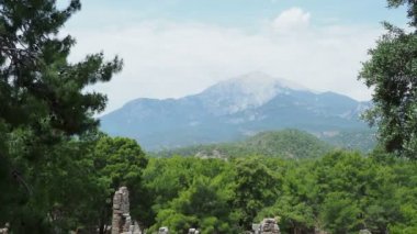 Phaselis antik kenti kalıntıları üzerinden Tahtalı Dağı manzarası. Antalya İli, Türkiye.