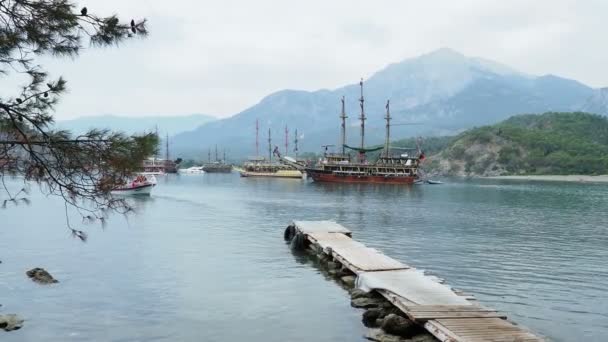 PHASELIS, TURQUIA - 19 de maio de 2018. Muitos iates e barcos turísticos atracados perto da antiga cidade de Phaselis . — Vídeo de Stock